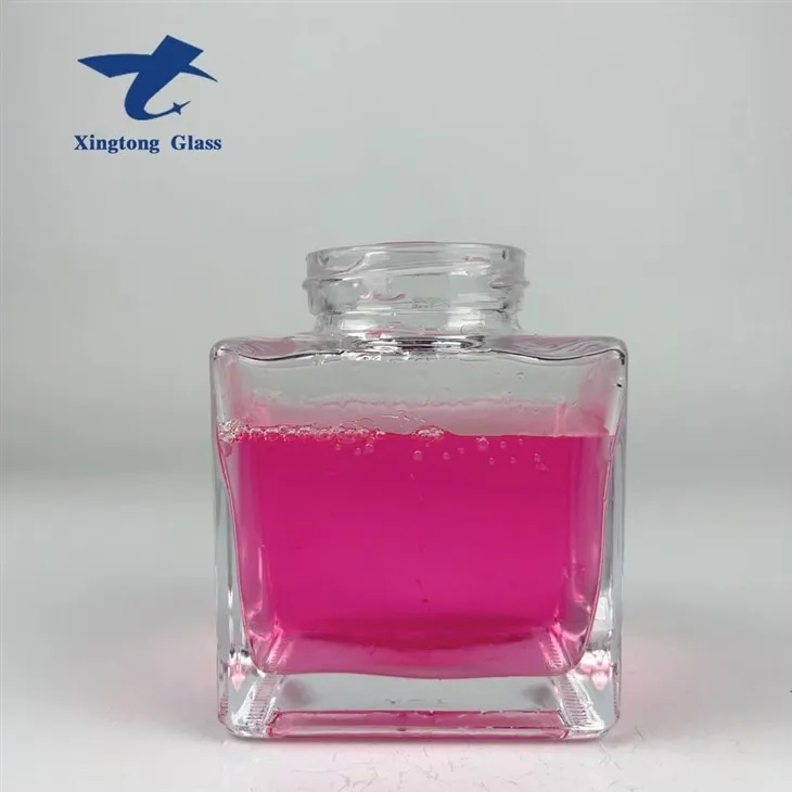 Čtvercová skleněná láhev o objemu 350 ml